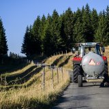Deux personnes sont décédées lors du renversement d'un tracteur ou un transporteur (archives). KEYSTONE/JEAN-CHRISTOPHE BOTT